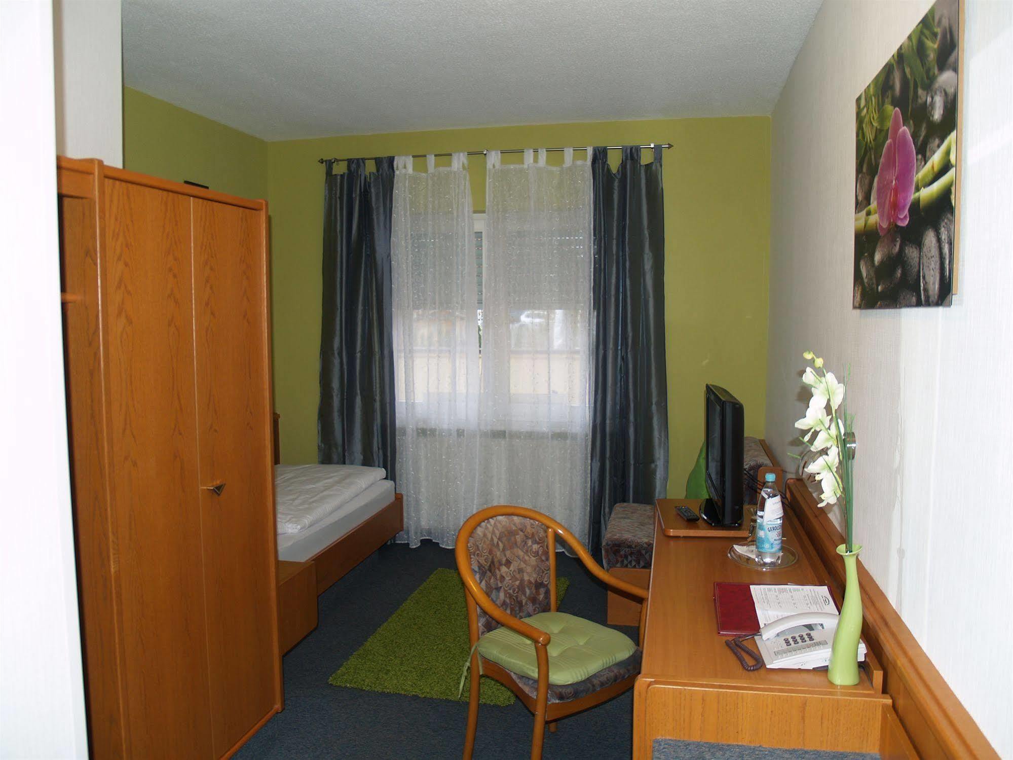Hotel Bauschheimer Hof Рюссельхайм Экстерьер фото